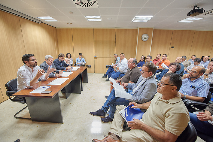 El Cabildo reúne a los 31 municipios para abordar el control integral de las aguas de abasto